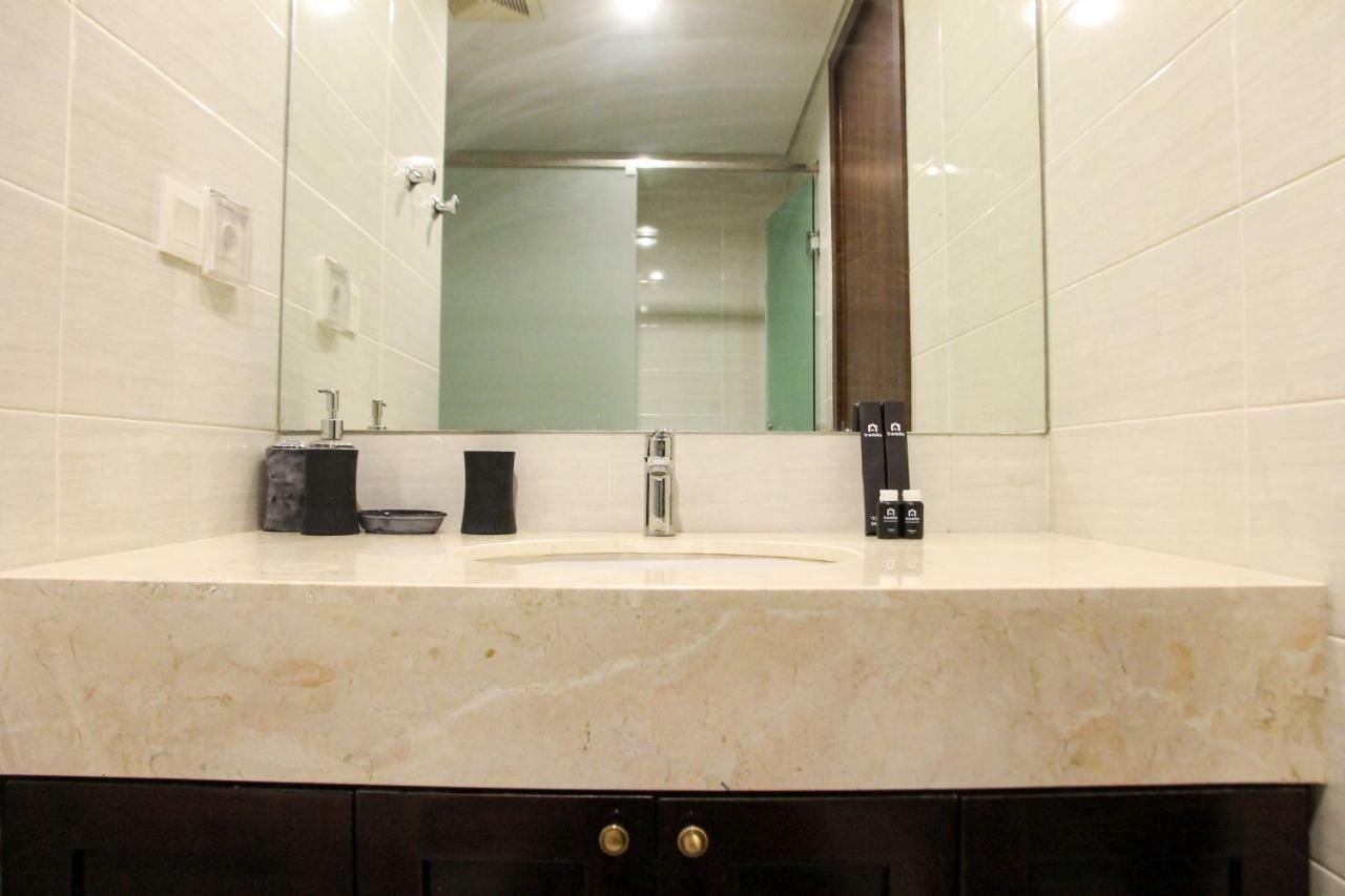 Elegant 1Br Kemang Village Apartment By Travelio Джакарта Экстерьер фото